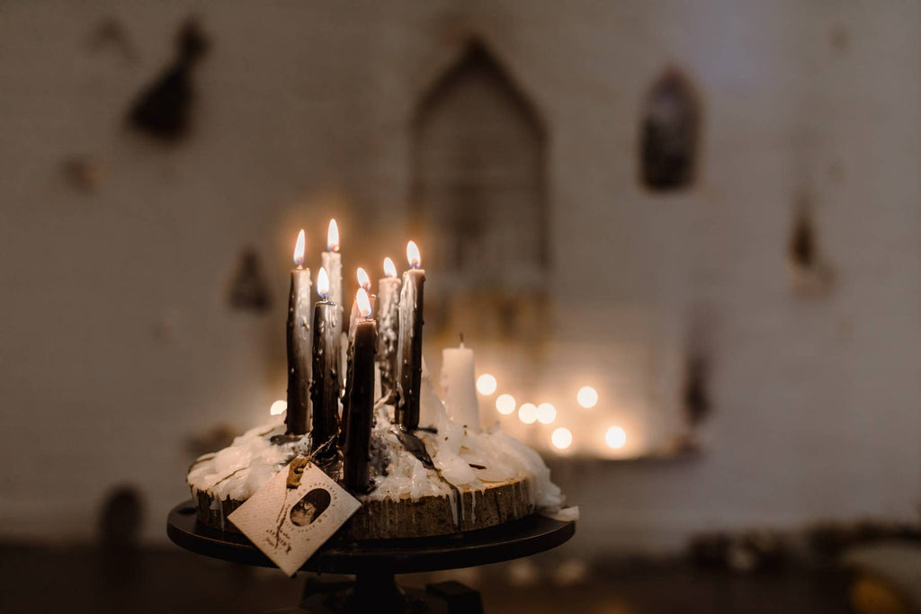 Ambiance avec la bougie rituelle Vetiver noire, nettoyage énergétique, Antevasin's Store