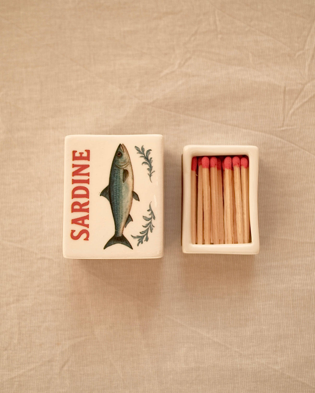 Détail du grattoir de la boîte Sardine en porcelaine – INI CERAMIQUE