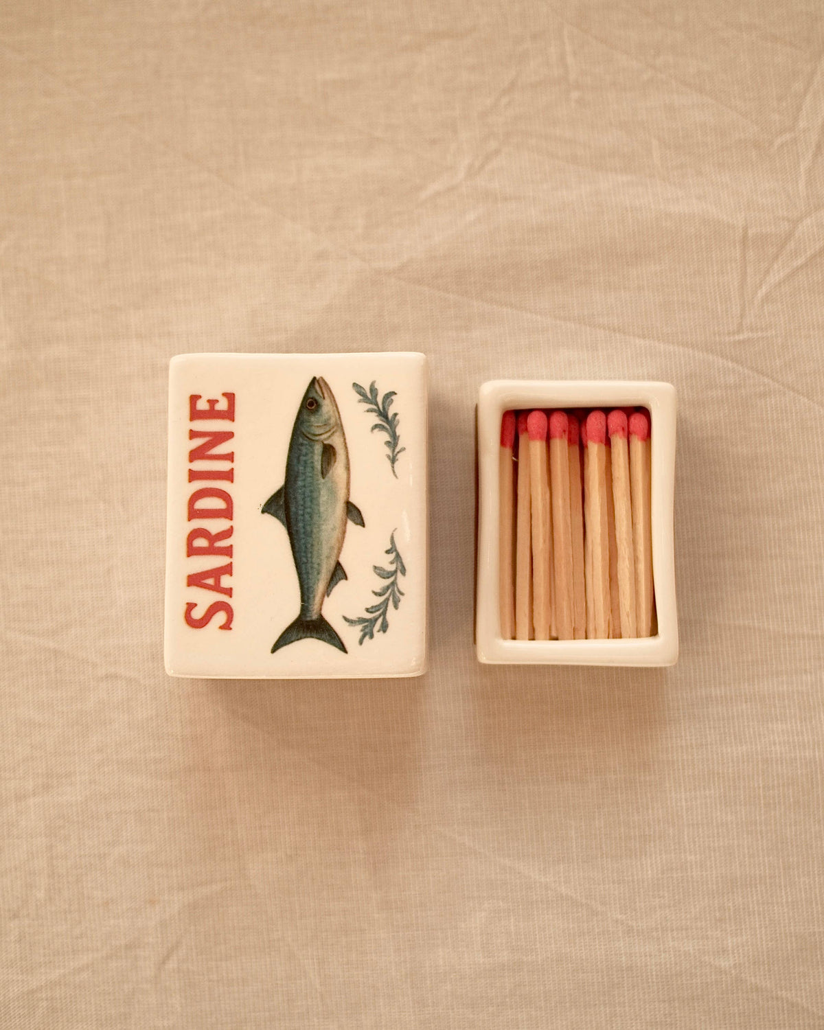 Détail du grattoir de la boîte Sardine en porcelaine – INI CERAMIQUE