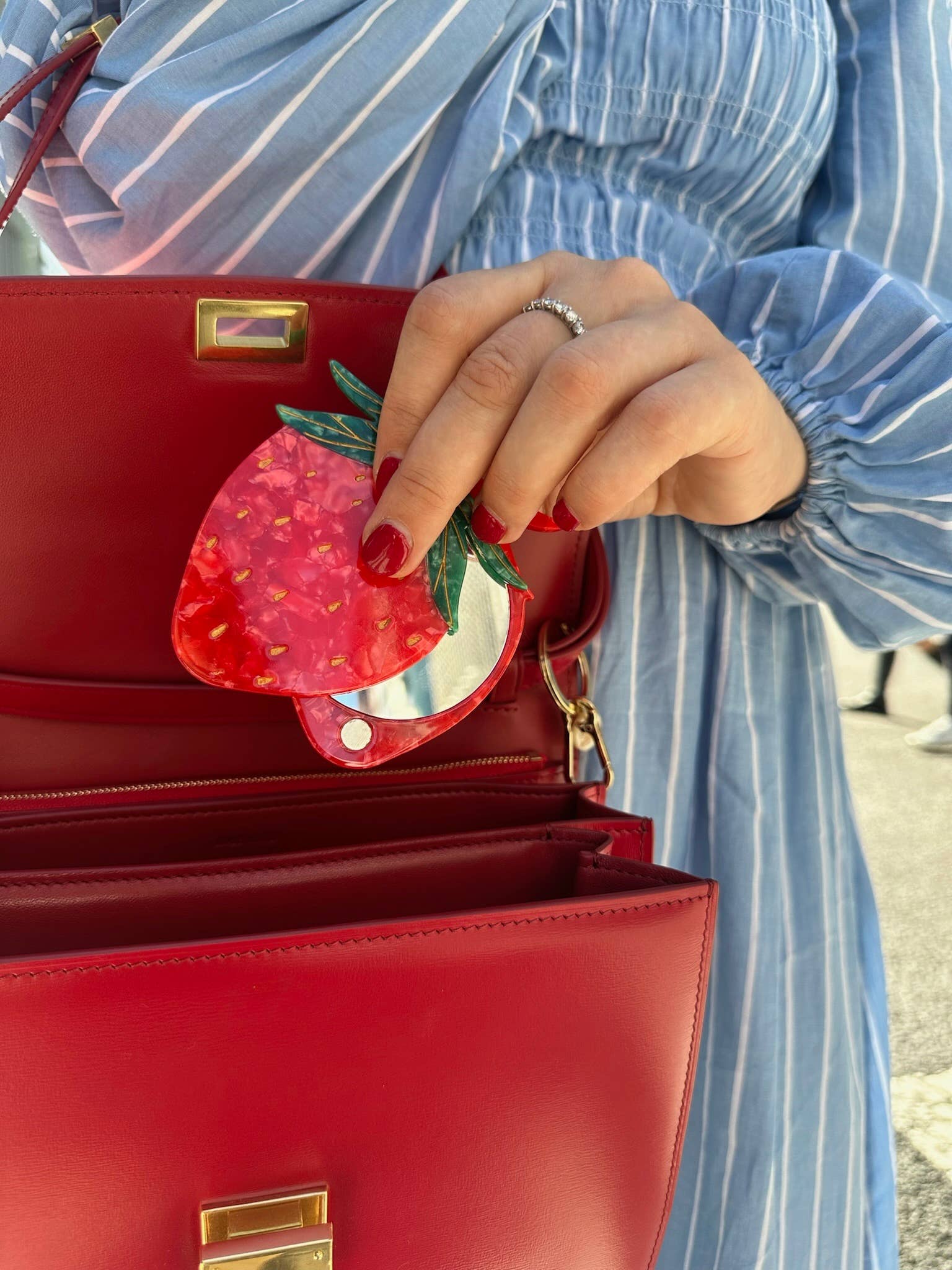 Compact Mirror Fraise – vue 4 – SOLAR ECLIPSE | George Genève