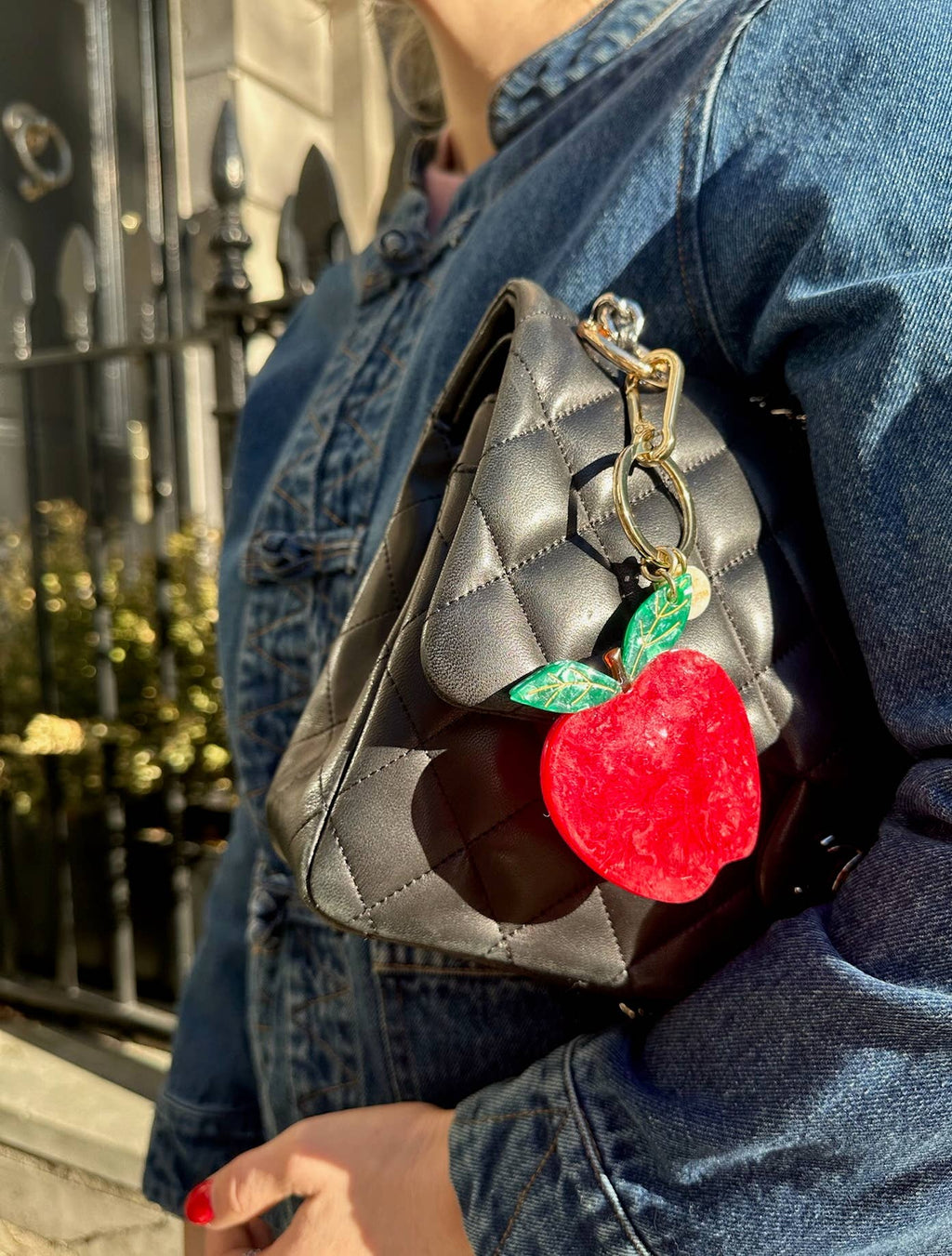 Porte-clés / breloque de sac Pomme – vue 2 – SOLAR ECLIPSE | George Genève