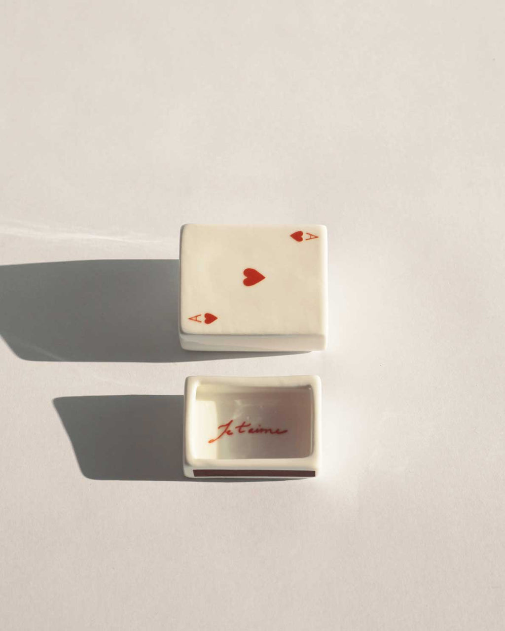 Boîte d'allumettes Ace of Hearts, tiroir ouvert avec le message caché – INI CERAMIQUE