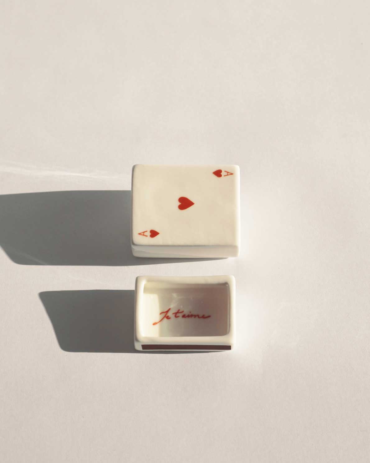 Boîte d'allumettes Ace of Hearts, tiroir ouvert avec le message caché – INI CERAMIQUE