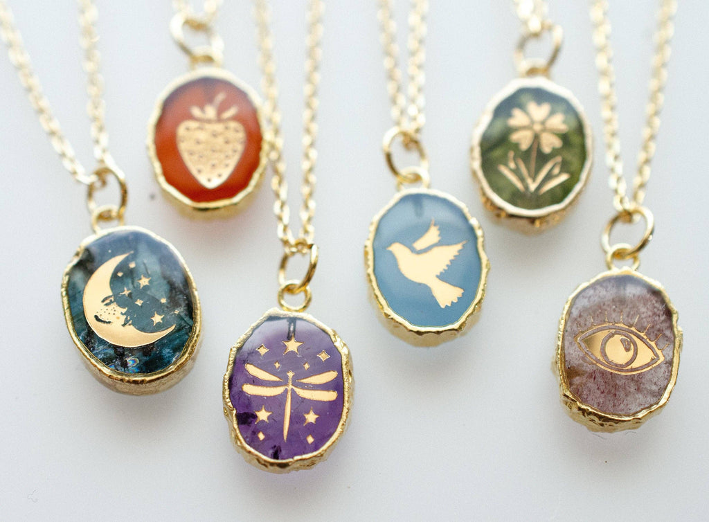 Détail du pendentif libellule – JILL MAKES