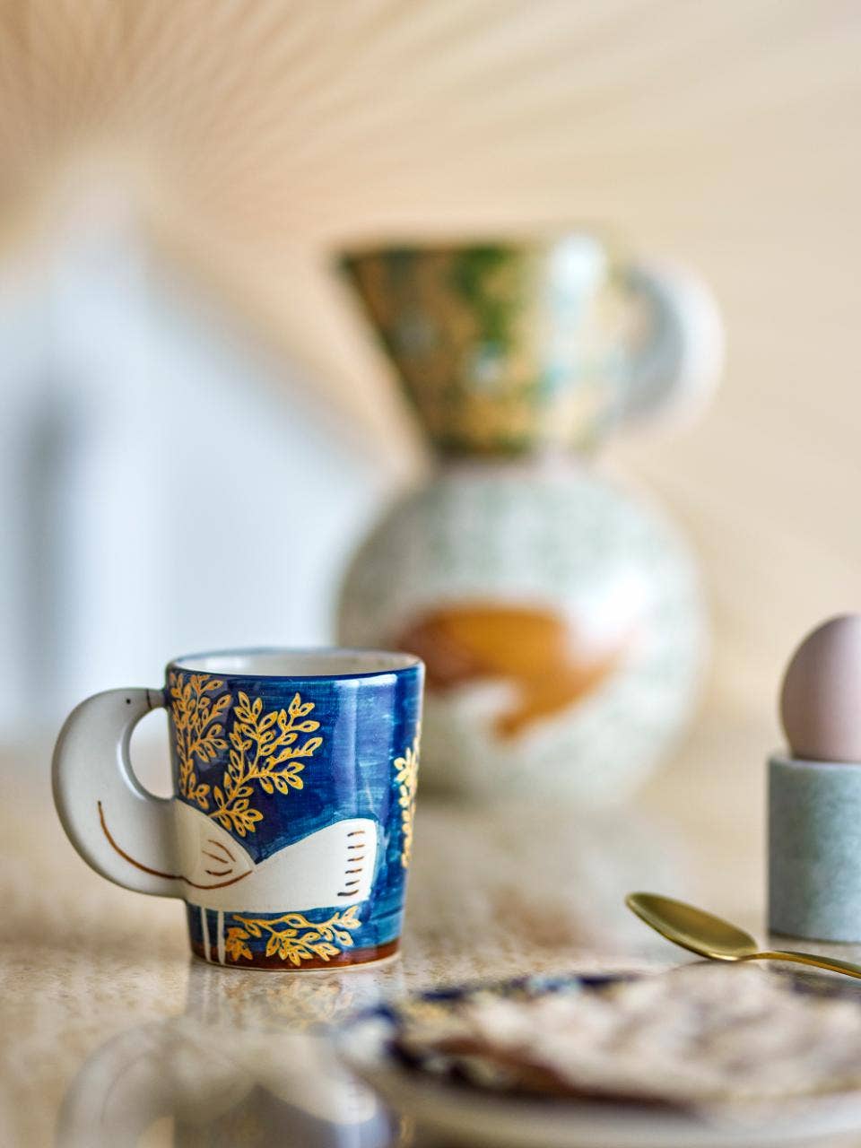 Tasse Hezha bleue en grès, motif d'oiseau en relief — Bloomingville, George Genève — détail