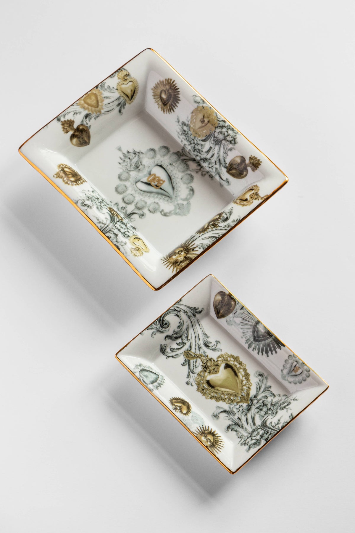 Cendrier Ex-Voto en porcelaine, décor baroque or et argent – Grand Tour, Vito Nesta
