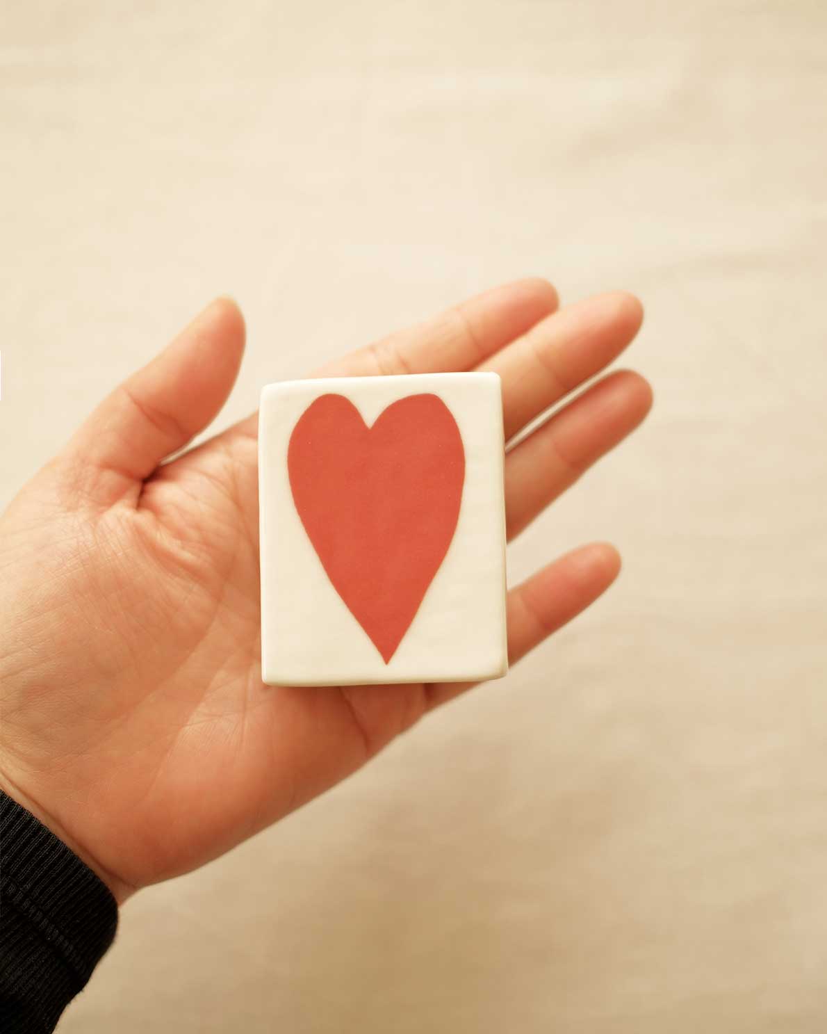 Boîte d'allumettes Big Heart, tiroir ouvert avec le « Je t'aime » caché – INI CERAMIQUE