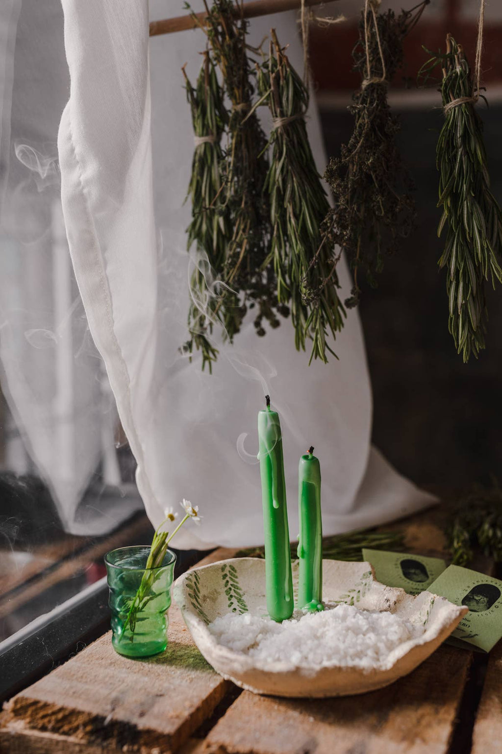 Bougie rituelle Romarin verte allumée, Antevasin's Store chez George Genève