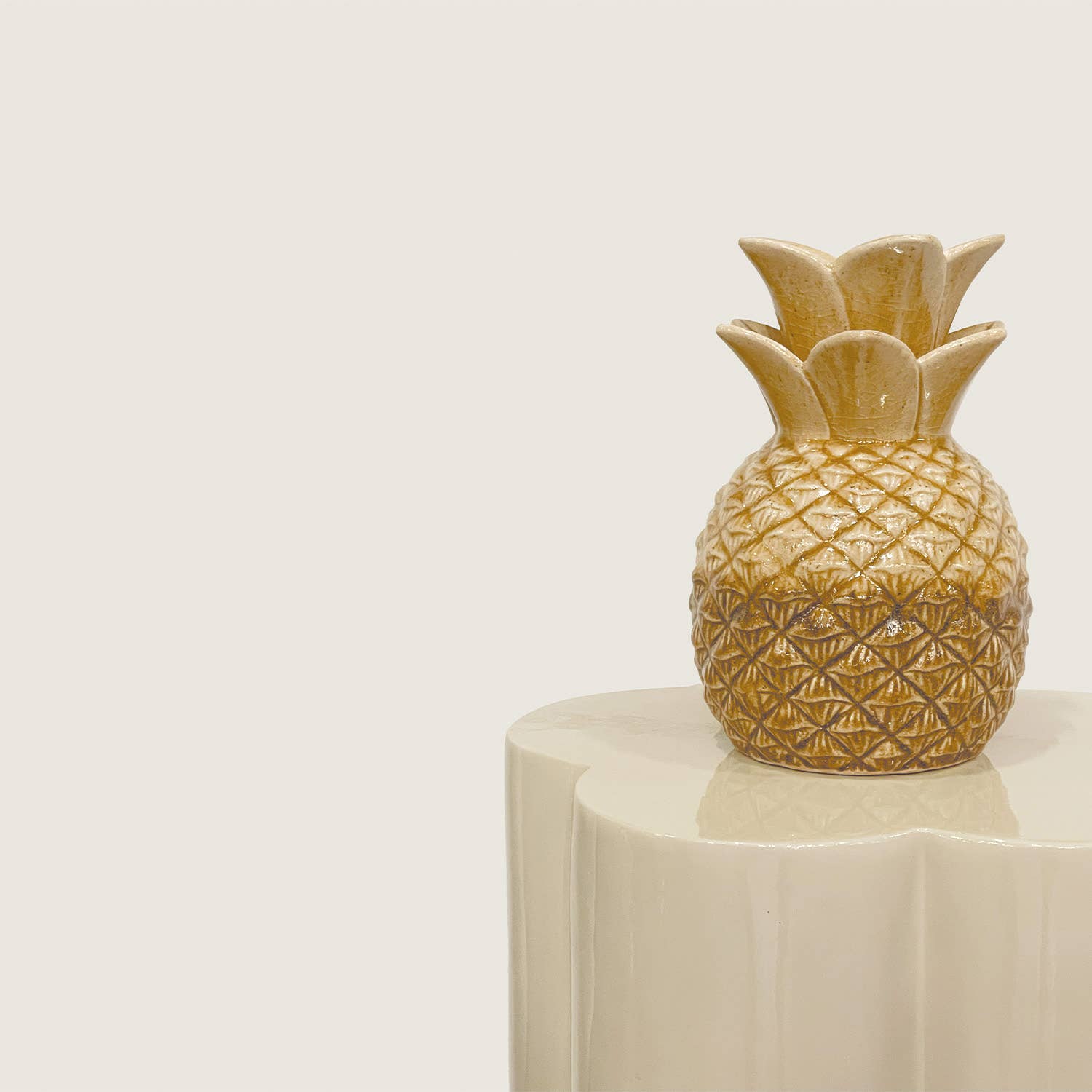 Vase ananas ocre D15 H23cm – vue 2 – Opjet Paris | George Genève