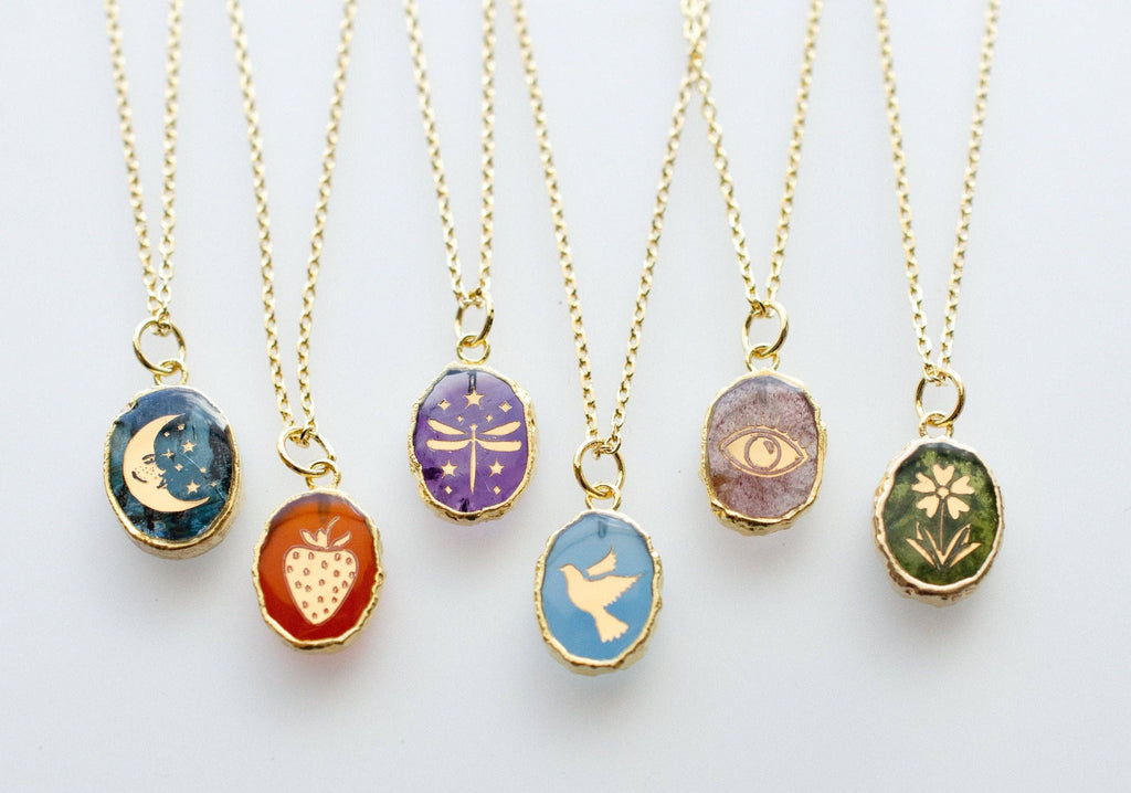 Collier libellule améthyste porté – JILL MAKES chez George Genève