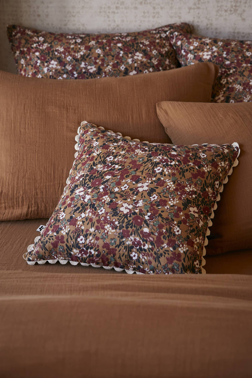 Détail du croquet et de la gaze de coton imprimée du coussin Capucine Camel, L'effet Papillon