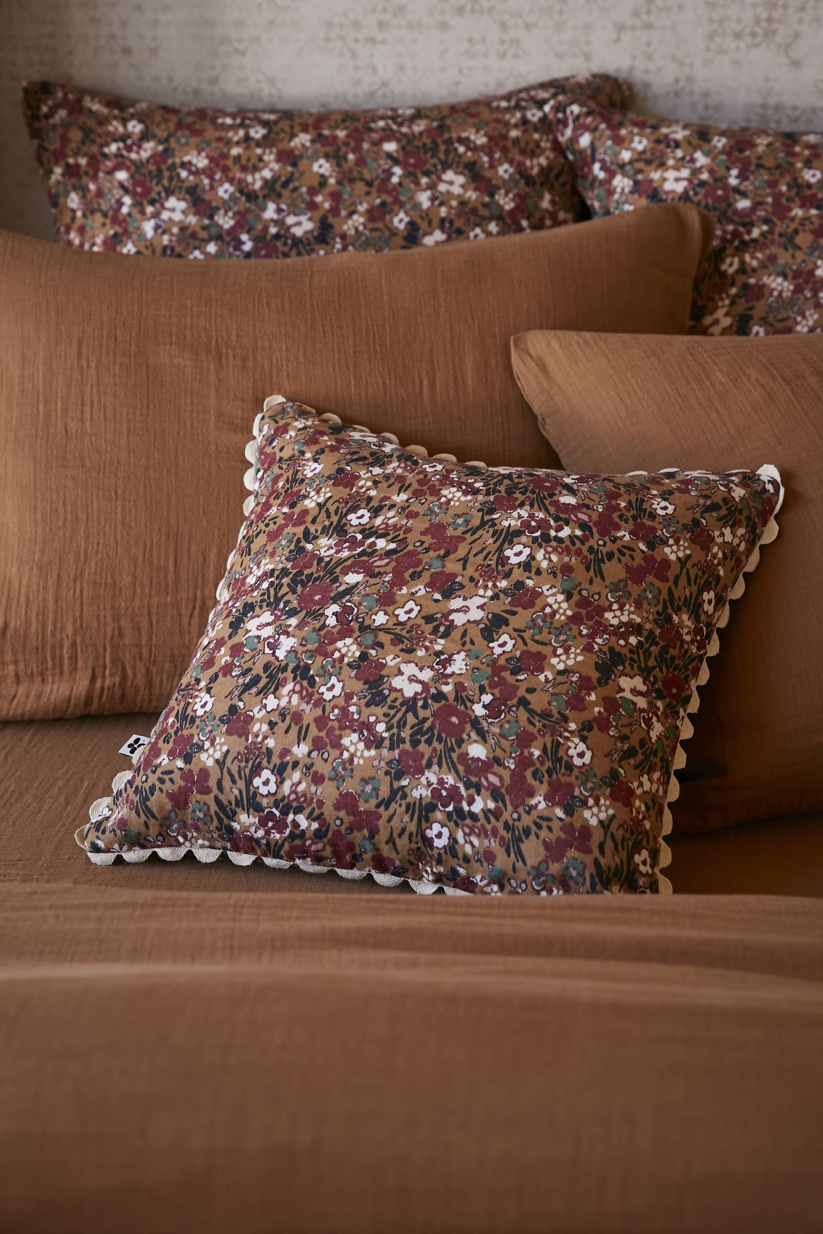 Détail du croquet et de la gaze de coton imprimée du coussin Capucine Camel, L'effet Papillon