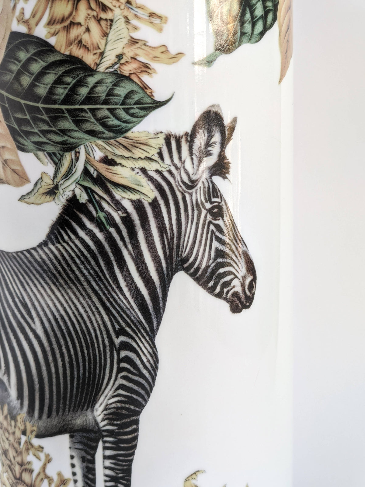Vase cylindrique Animalia au zèbre en majolique décorée à la main – Grand Tour, Vito Nesta
