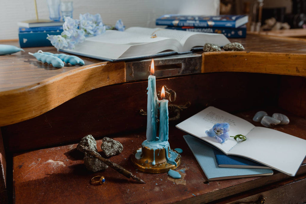 Bougie rituelle Tomillo bleue allumée, Antevasin's Store chez George Genève