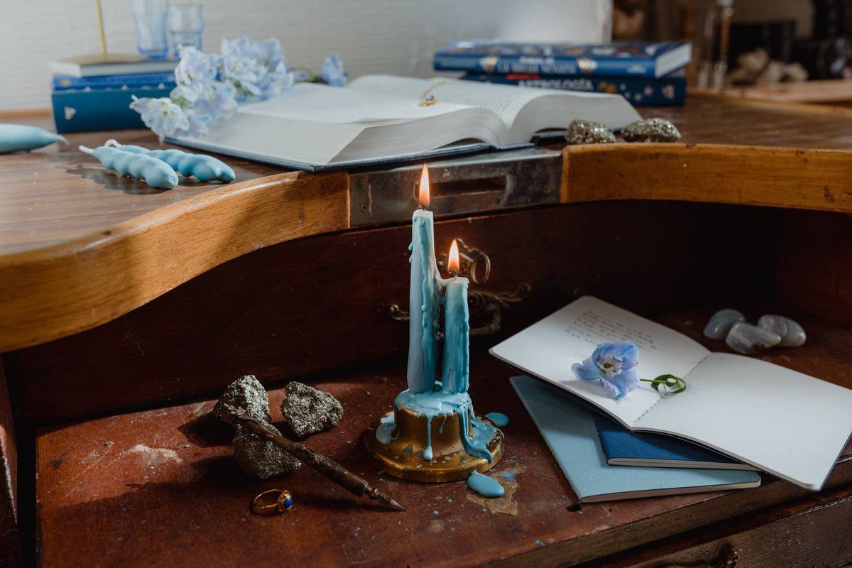 Bougie rituelle Tomillo bleue allumée, Antevasin's Store chez George Genève