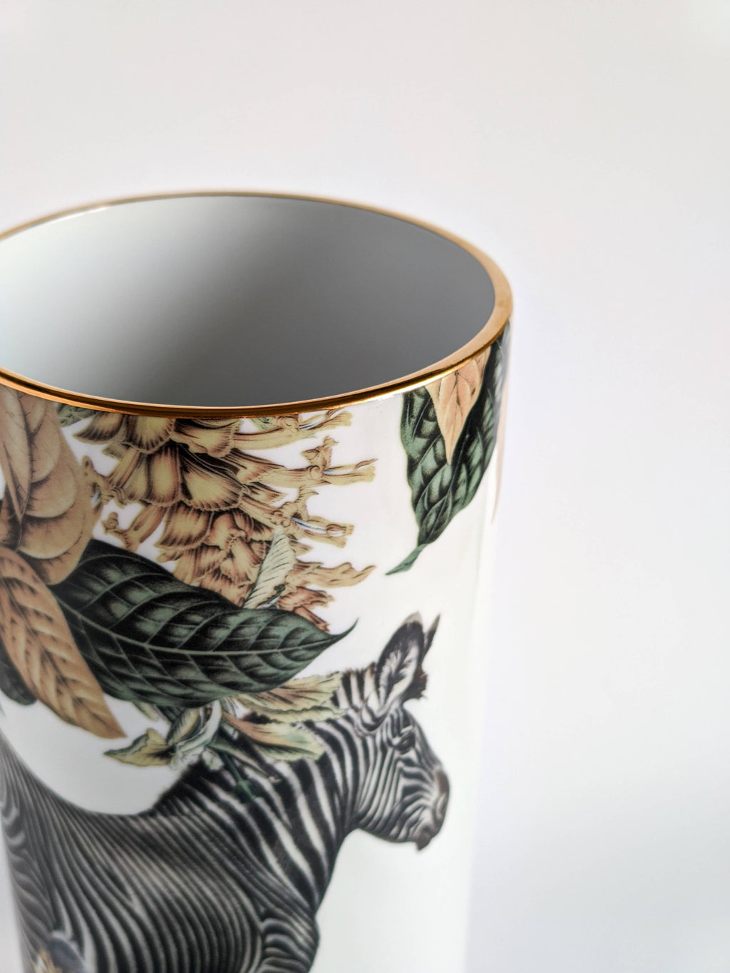 Vase cylindrique Animalia au zèbre en majolique décorée à la main – Grand Tour, Vito Nesta