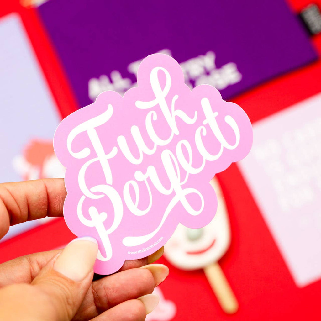 Fuck Perfect – vue 2 – Autocollant géant | George Genève