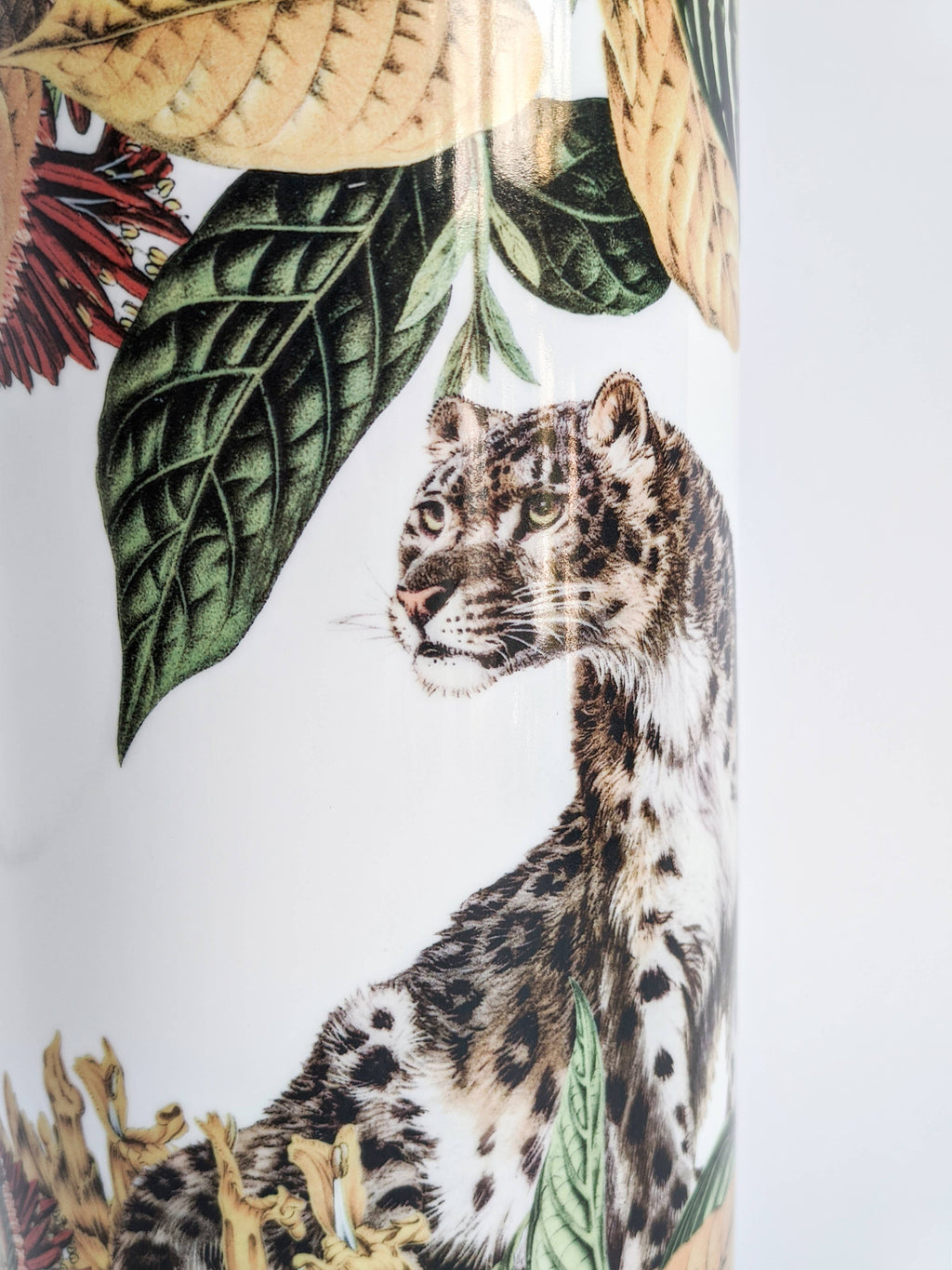 Vase cylindrique Animalia au guépard en majolique décorée à la main – Grand Tour, Vito Nesta