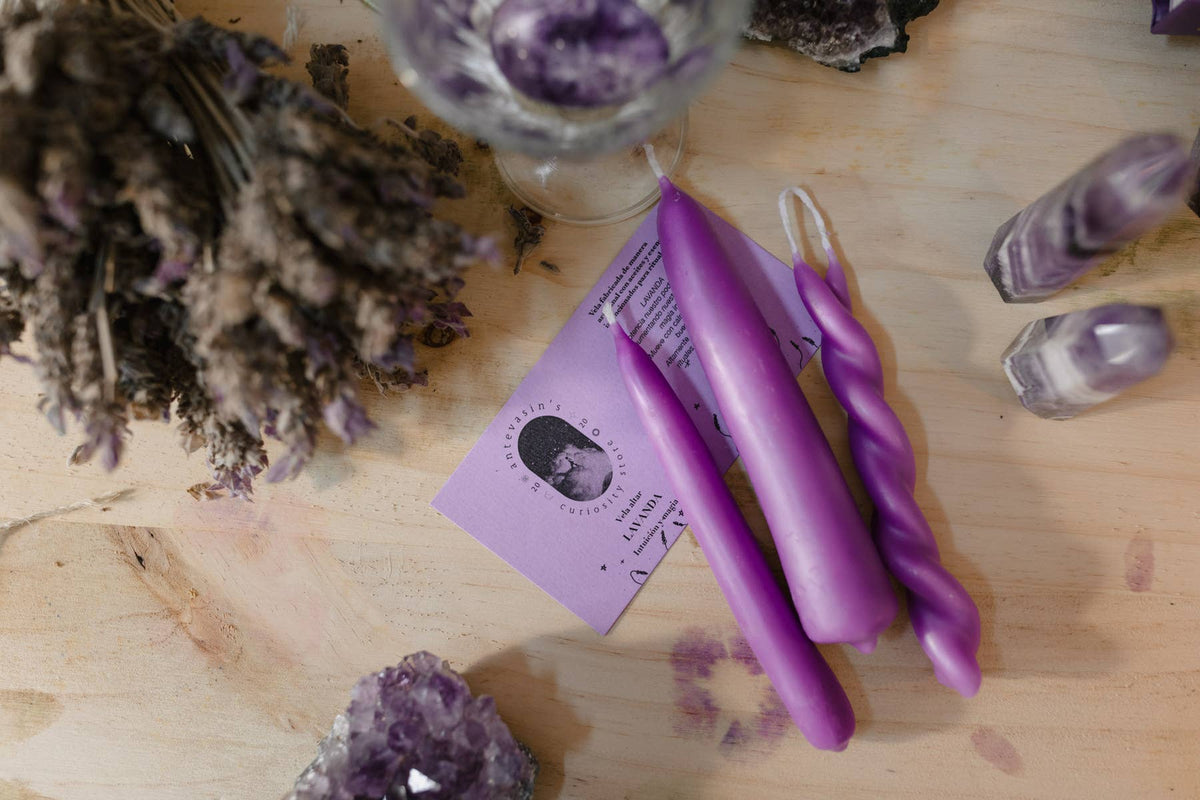 Ambiance avec la bougie rituelle Lavande violette, Antevasin's Store chez George Genève