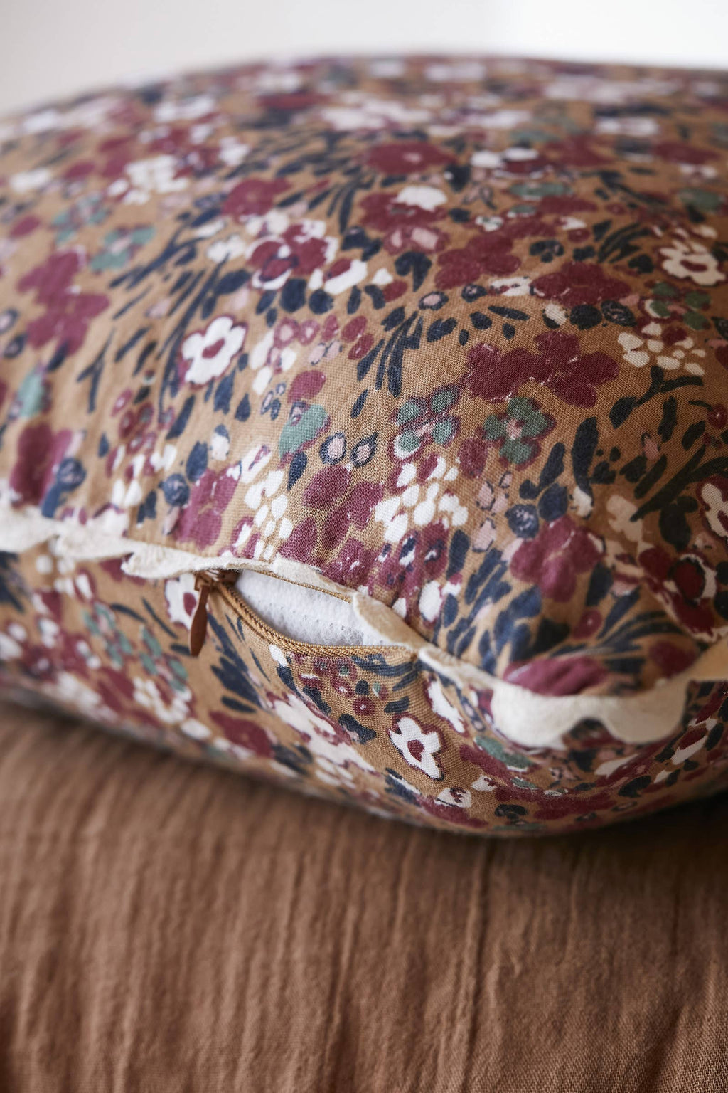 Ambiance intérieure avec le coussin Capucine Camel de L'effet Papillon, George Genève