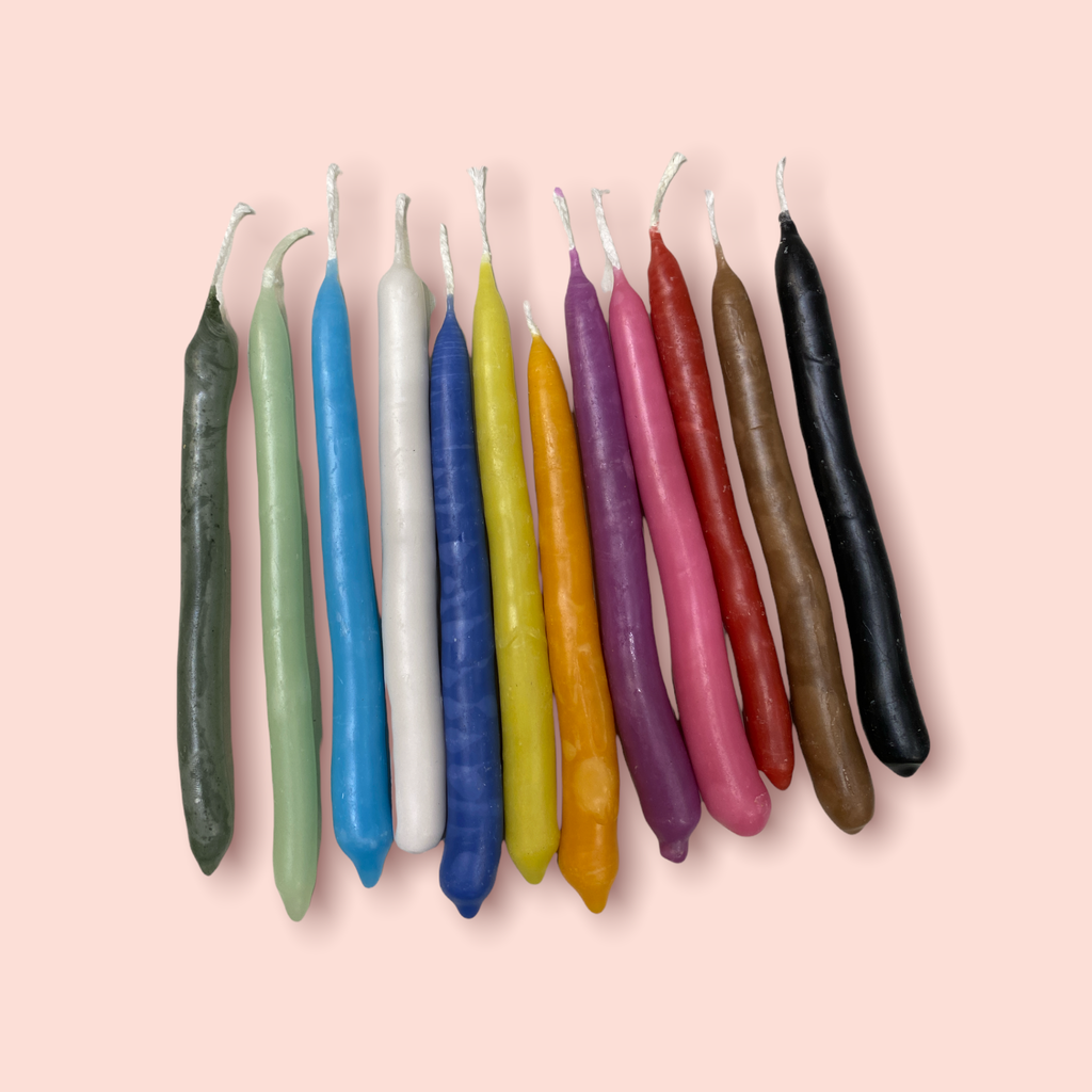 Bougies rituelles du lot de 12 posées sur un autel, Antevasin's Store chez George Genève