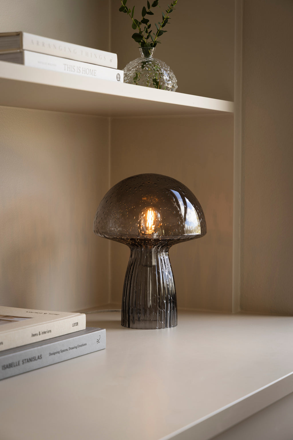 Lampe Fungo fumée allumée dans un intérieur, Globen Lighting chez George Genève