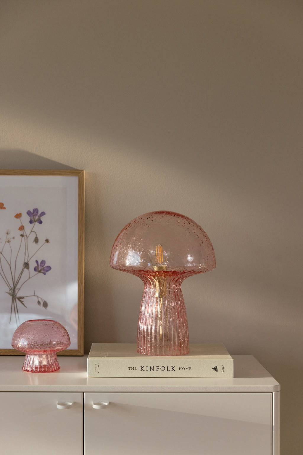 Lampe Fungo rose posée sur une commode, Globen Lighting chez George Genève