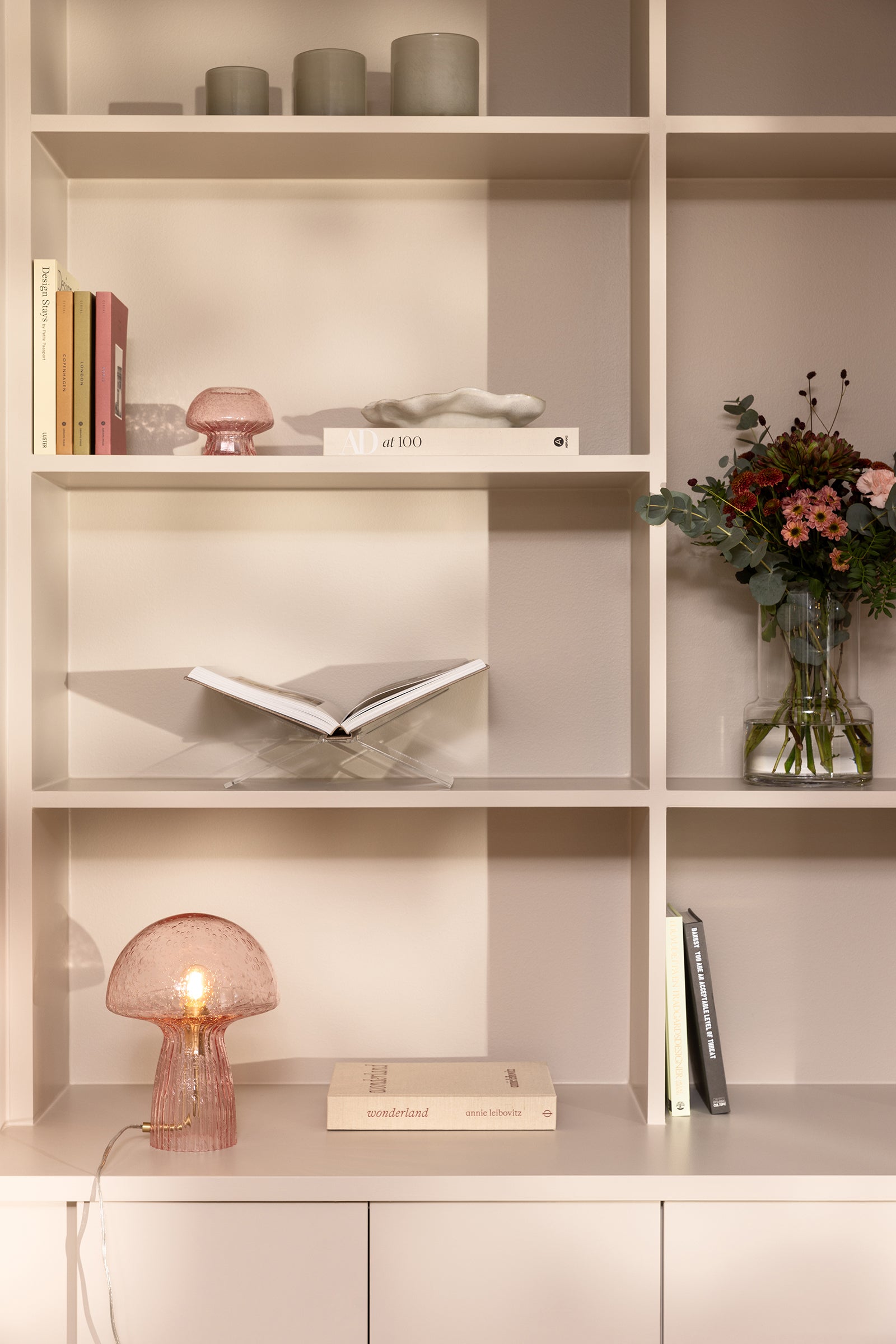 Lampe Fungo rose allumée dans un intérieur, Globen Lighting chez George Genève