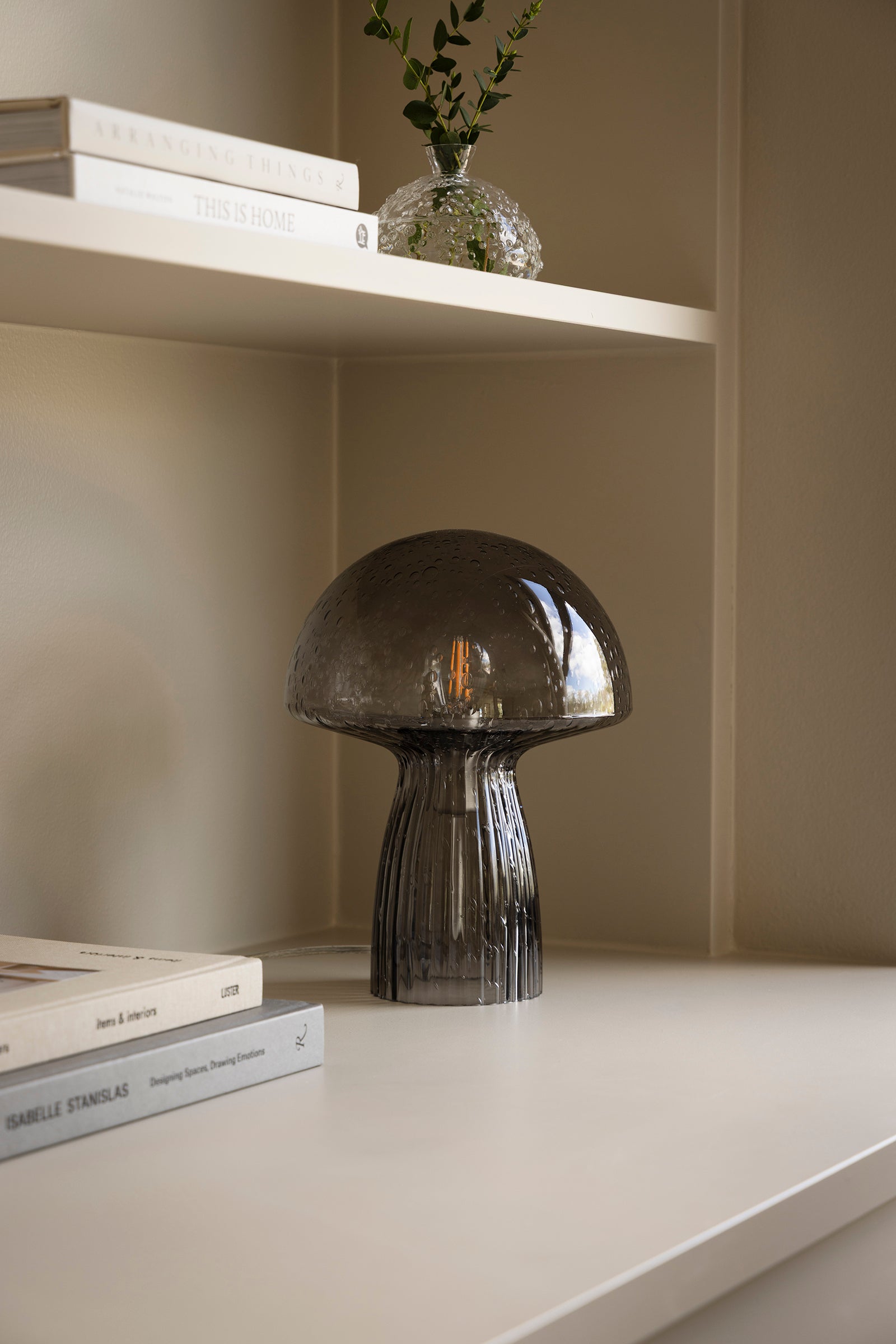 Détail du verre fumé gris-brun de la lampe Fungo, Globen Lighting