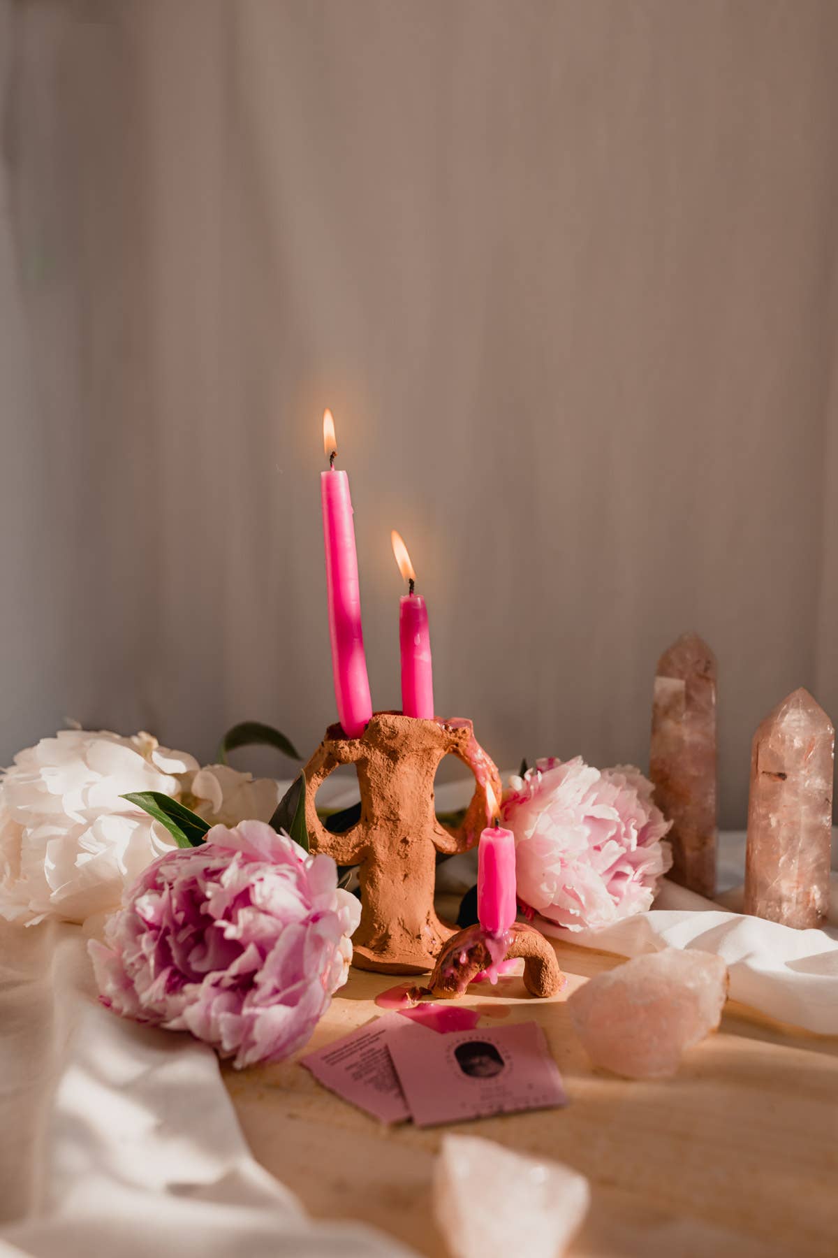 Bougie rituelle Peonia rose allumée, Antevasin's Store chez George Genève