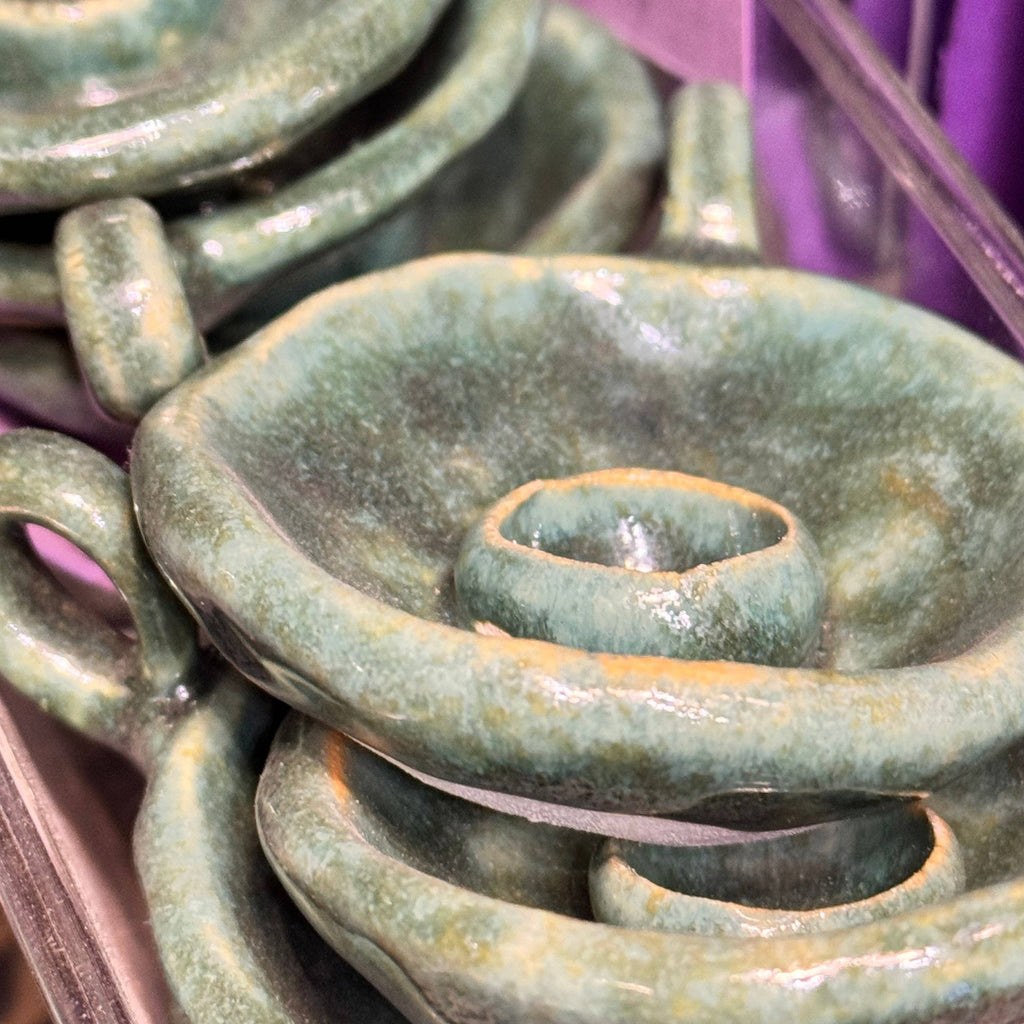 Nuances de l'émail vert-bleu du Cuencolabro Nénuphar, céramique artisanale espagnole