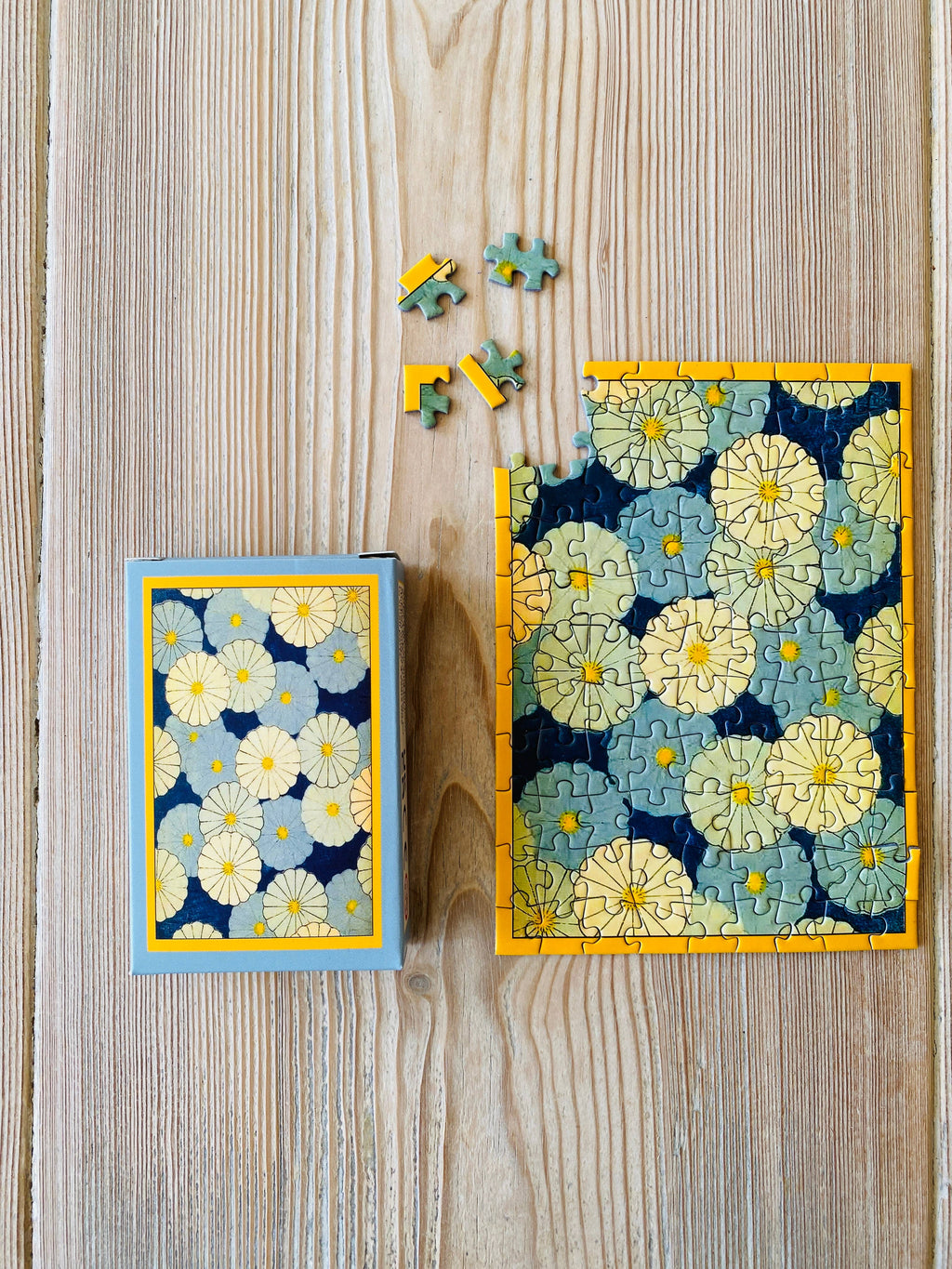 Détail des pièces du mini-puzzle Parapluies à Fleurs – PENNY PUZZLE