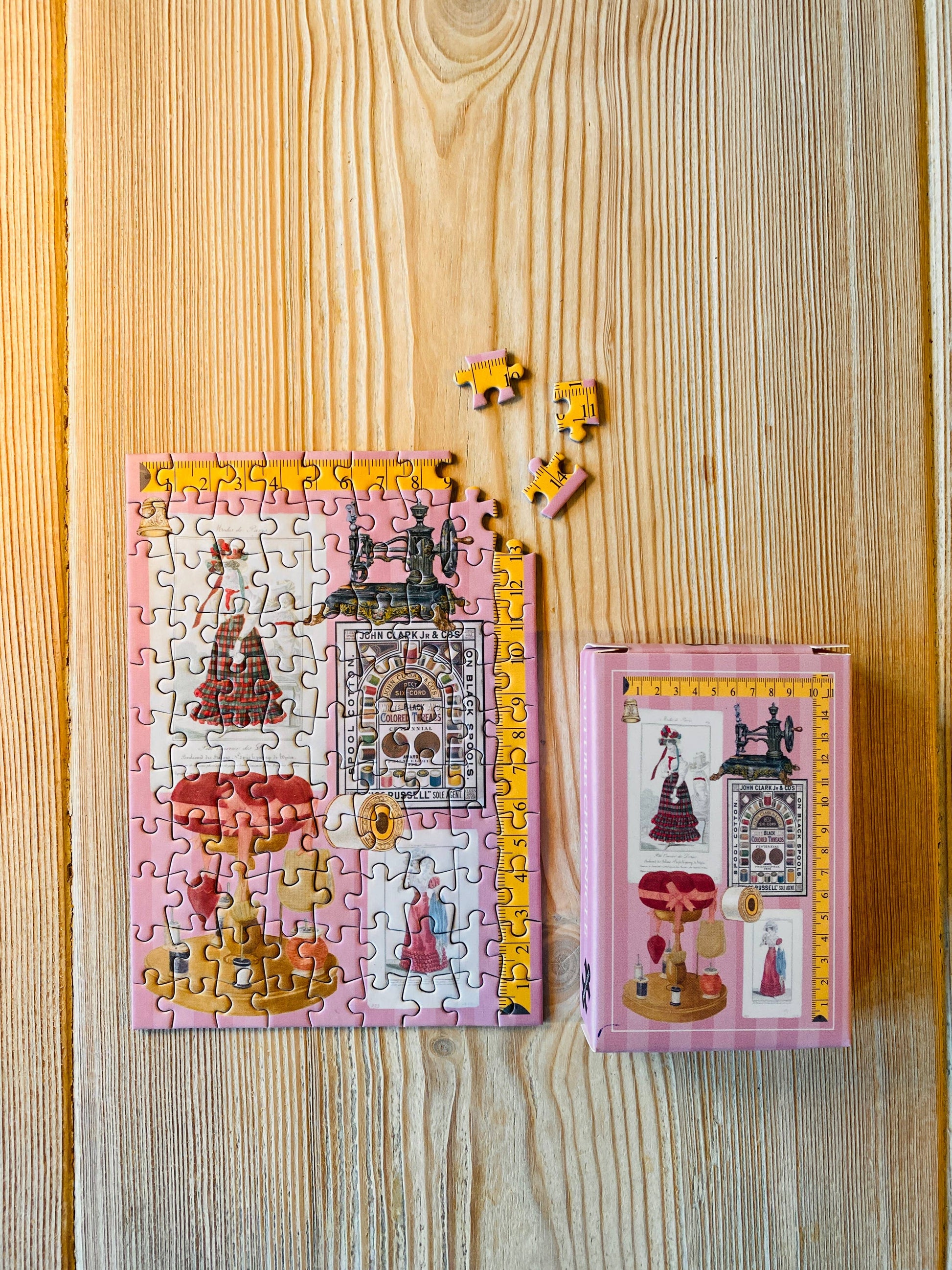 Détail des pièces du mini-puzzle Couture Chronicles – PENNY PUZZLE