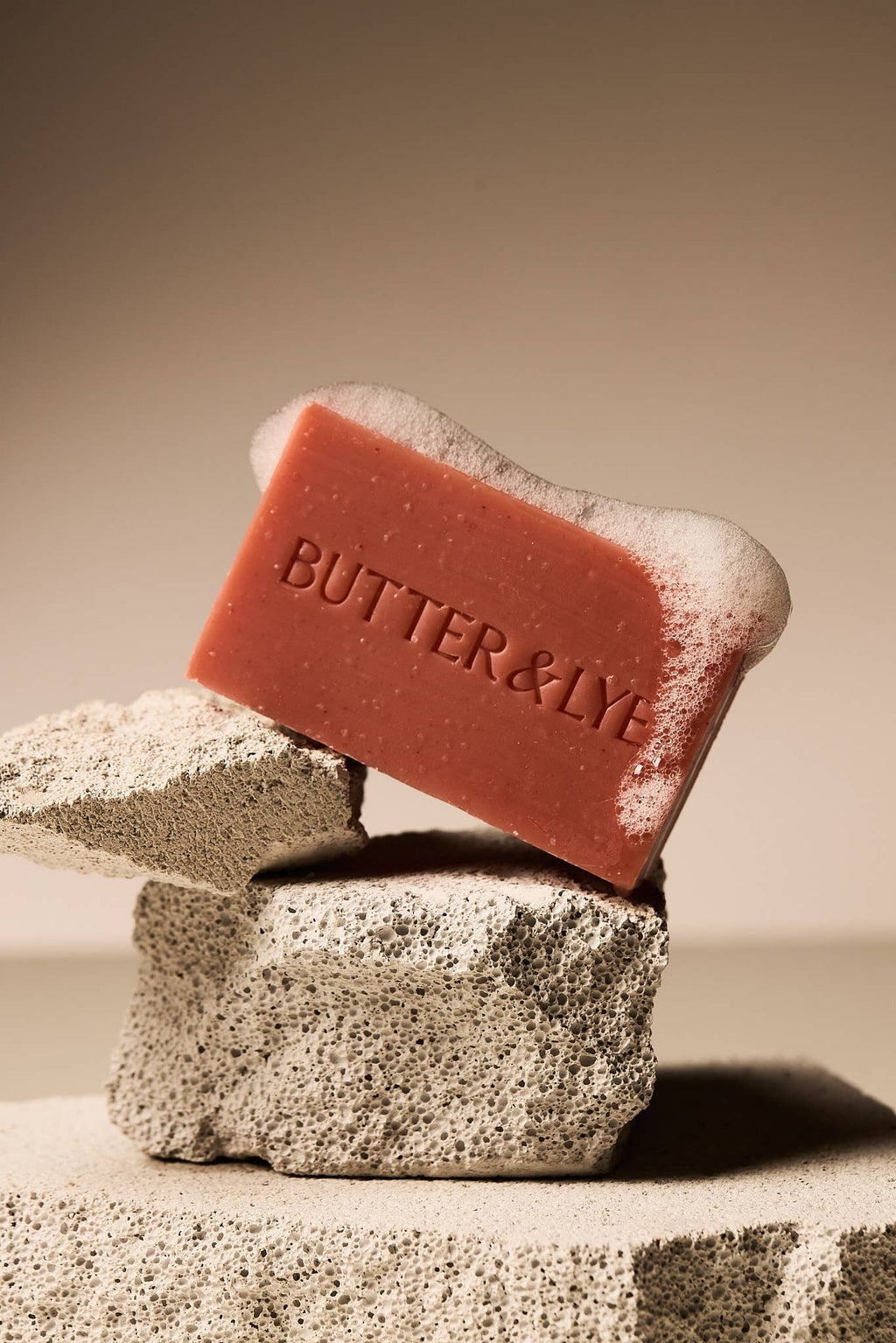 BUTTER & LYE - Savon Exfoliant Visage & Corps à l'Argile Rose