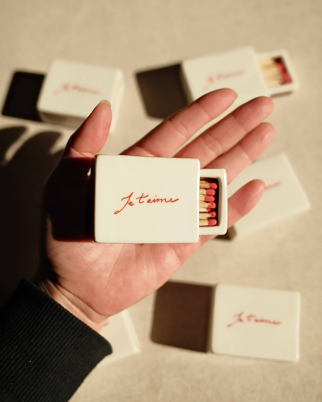 Boîte d'allumettes Je t'aime en situation – INI CERAMIQUE chez George Genève