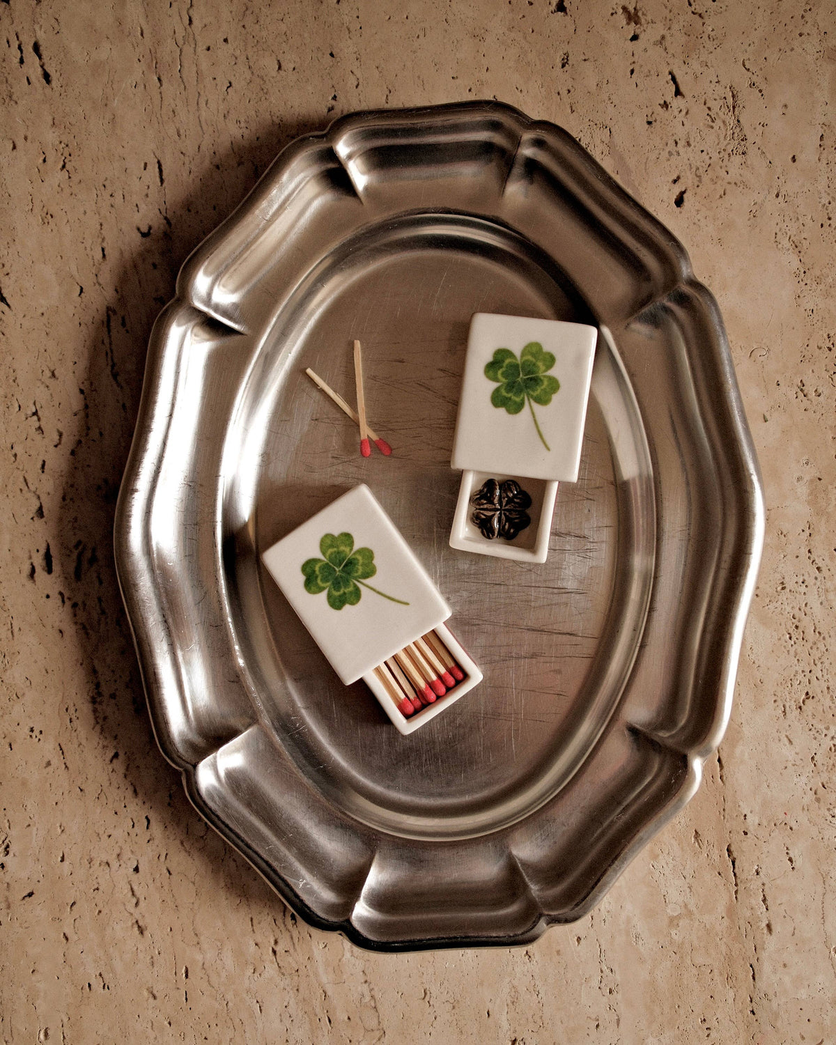 Détail de la boîte Clover en porcelaine émaillée – INI CERAMIQUE