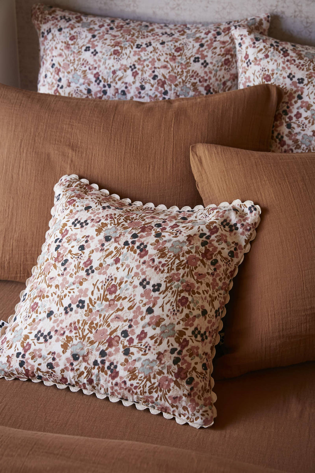 Coloris Pampa beige sable du coussin Capucine en gaze de coton, L'effet Papillon