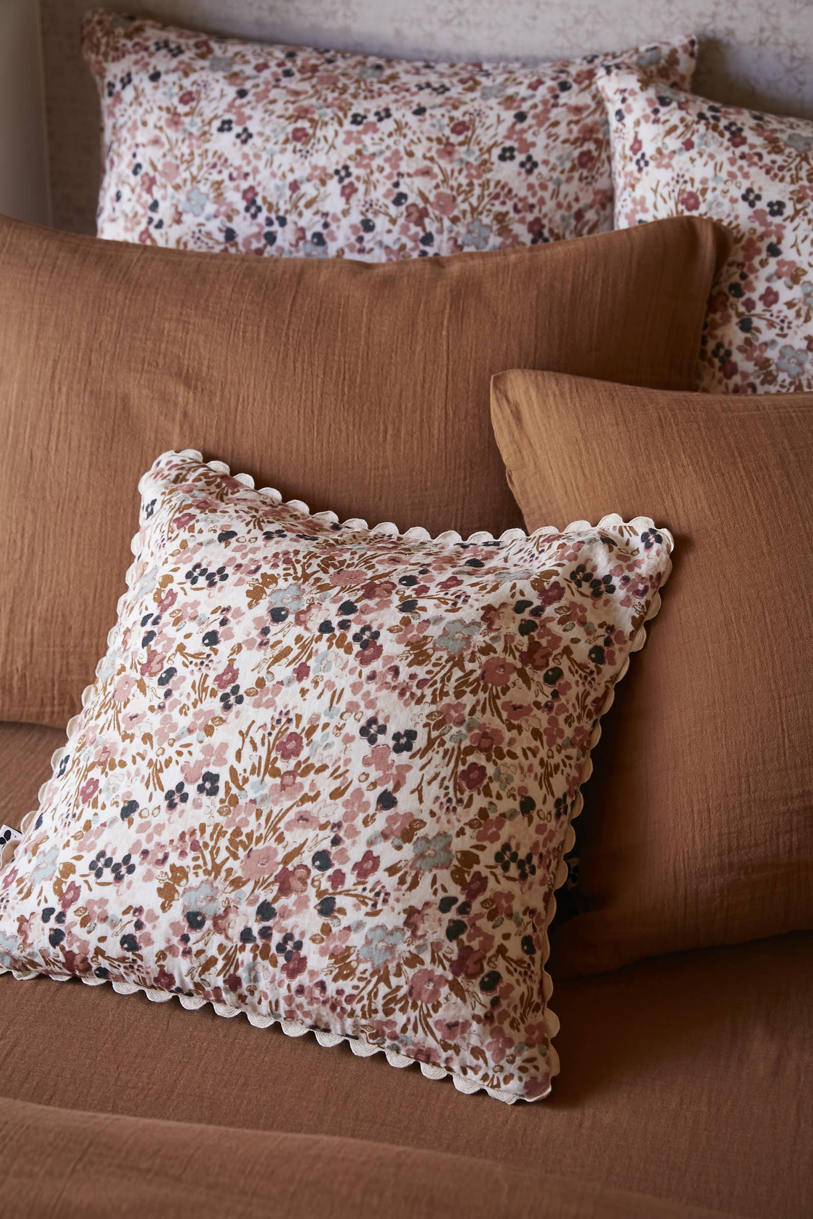 Coloris Pampa beige sable du coussin Capucine en gaze de coton, L'effet Papillon