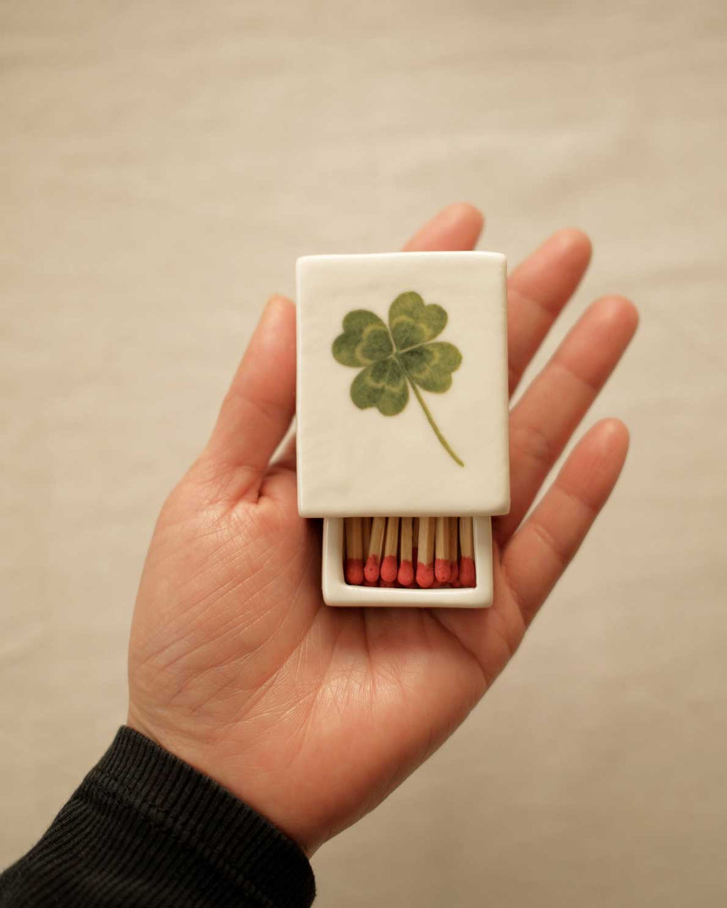 Boîte d'allumettes Clover, tiroir ouvert avec le message caché – INI CERAMIQUE