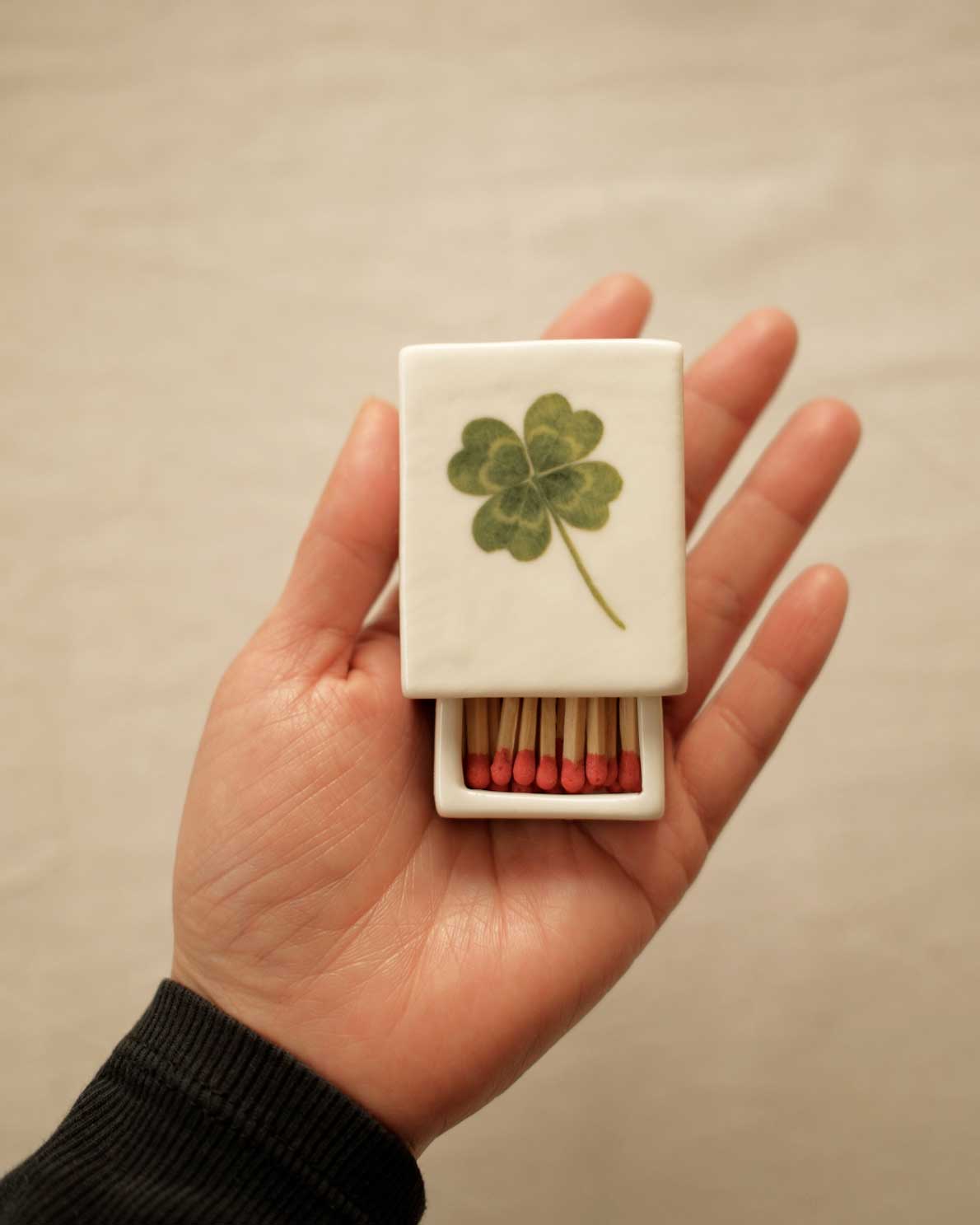 Boîte d'allumettes Clover, tiroir ouvert avec le message caché – INI CERAMIQUE