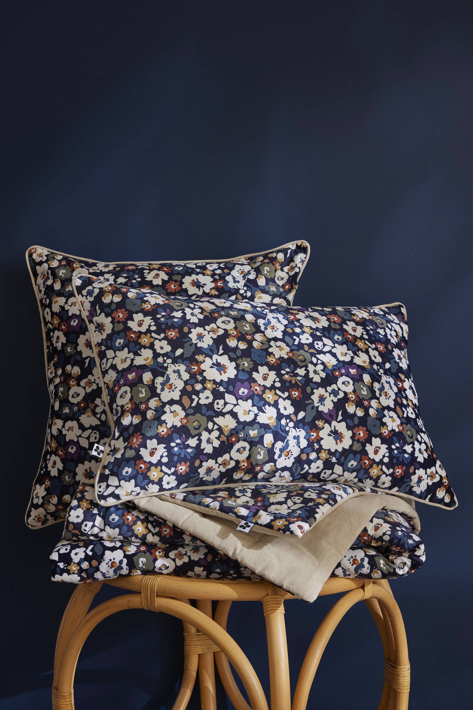 Ambiance intérieure avec le coussin Coline en velours imprimé, L'effet Papillon, George Genève
