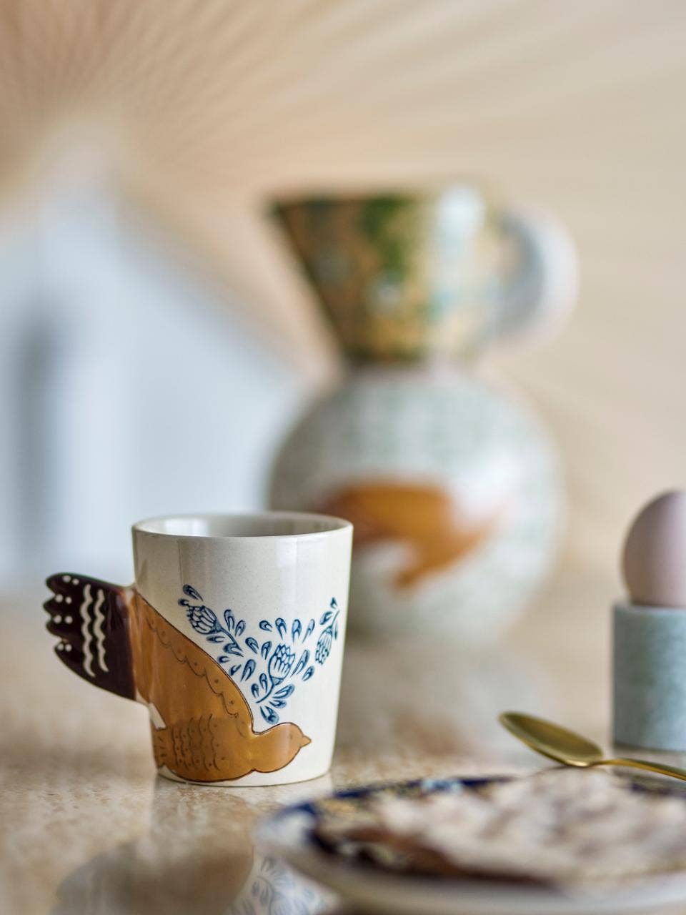 Tasse Hezha nature en grès, motif d'oiseau en relief — Bloomingville, George Genève — détail
