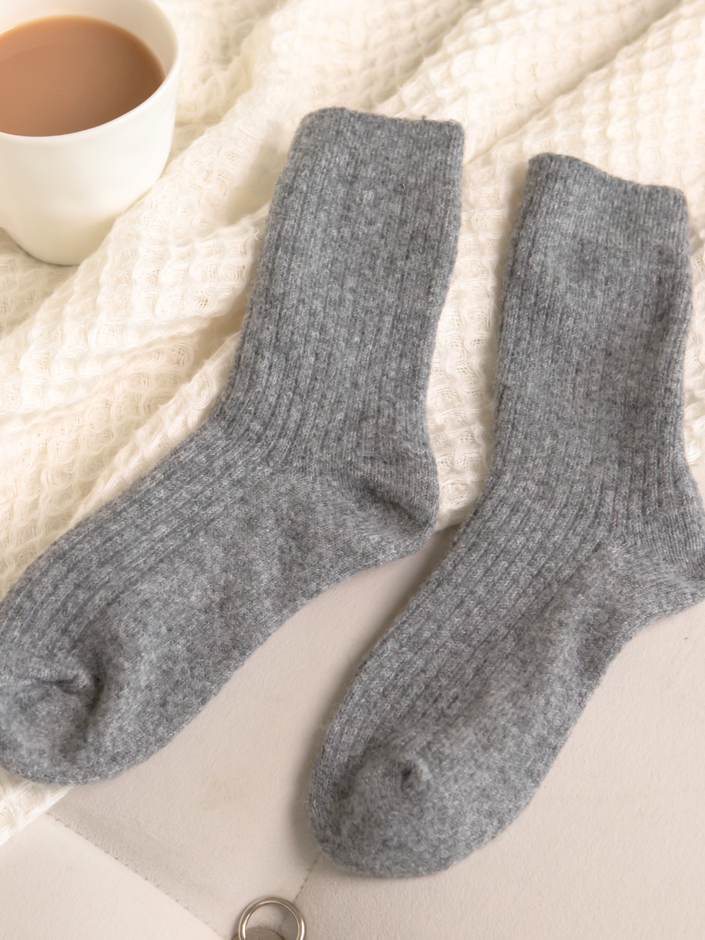 Chaussettes courtes en cachemire coloris Gris – BED & BUTTER, George Genève