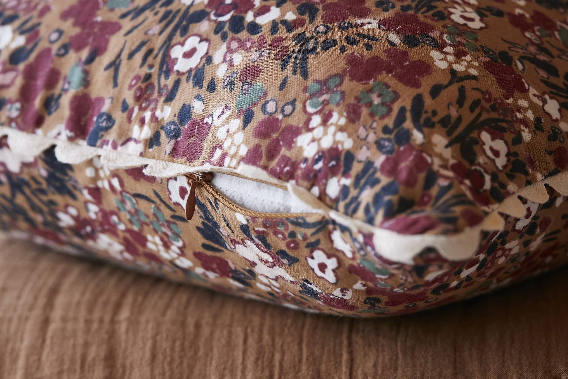 Coloris camel du coussin Capucine en gaze de coton imprimée, L'effet Papillon