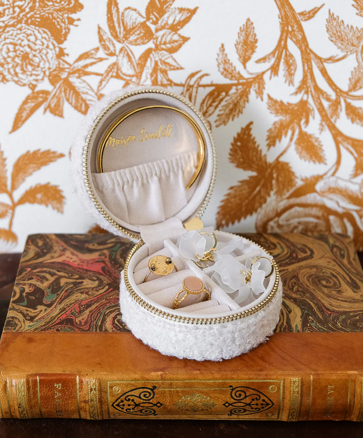 Teddy Blanc – vue 2 – MAISON SCARLETT- Boîte à bijoux Yvonne | George Genève