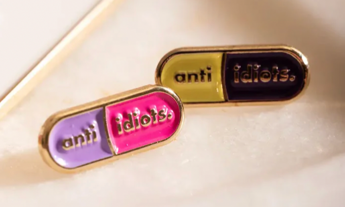 Pins Duo Anti Idiots – vue 2 – ALL THE WAYS TO SAY | George Genève