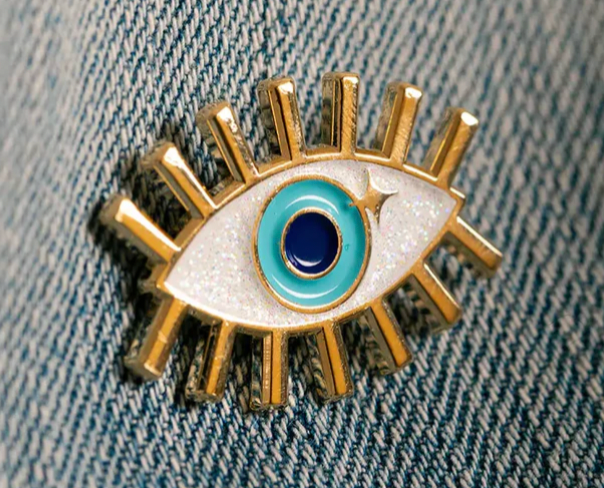 Pins Blue Eye – vue 2 – ALL THE WAYS TO SAY | George Genève
