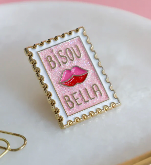 Pins Bisou Bella – vue 2 – ALL THE WAYS TO SAY | George Genève