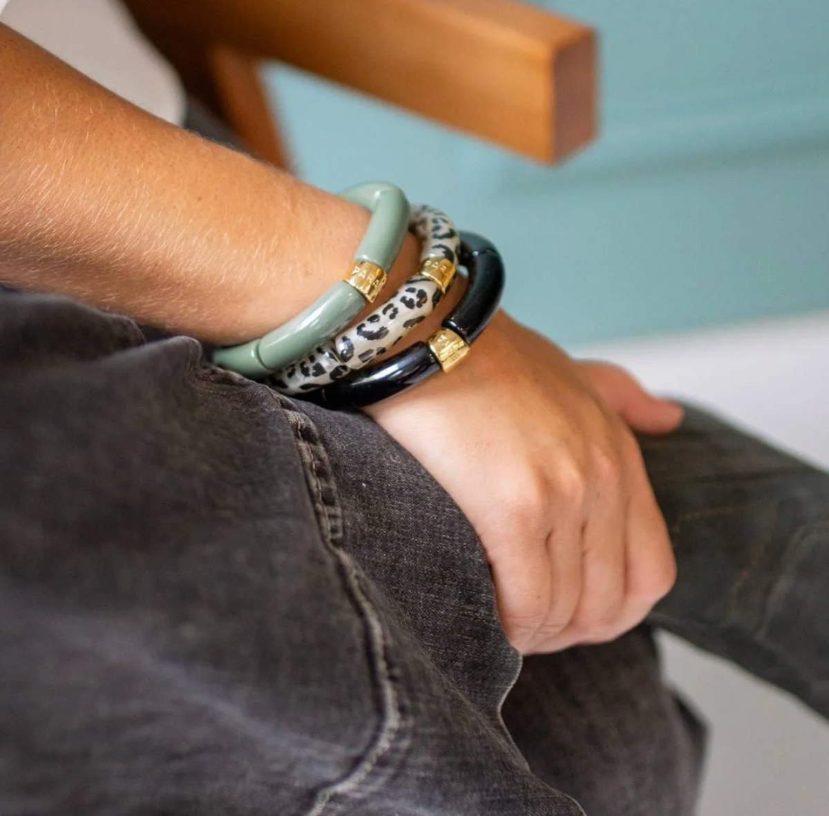 Bracelet Capi Mono en perles de résine et acier doré — Parabaya, George Genève