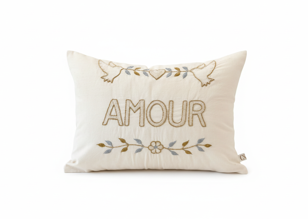Coussin brodé blanc Amour – CSAO | George Genève